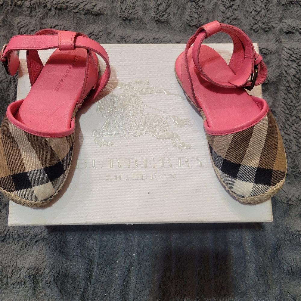 BURBERRY TODDLER SANDALS SIZE EURO 28. 💯 AUTHENTIC GREAT PRICE $$$ READY TO GO!